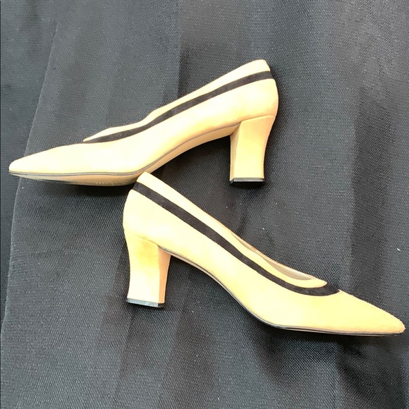 Details Chic Tan and Black Heels with Elegant Design - Picture 7 of 11